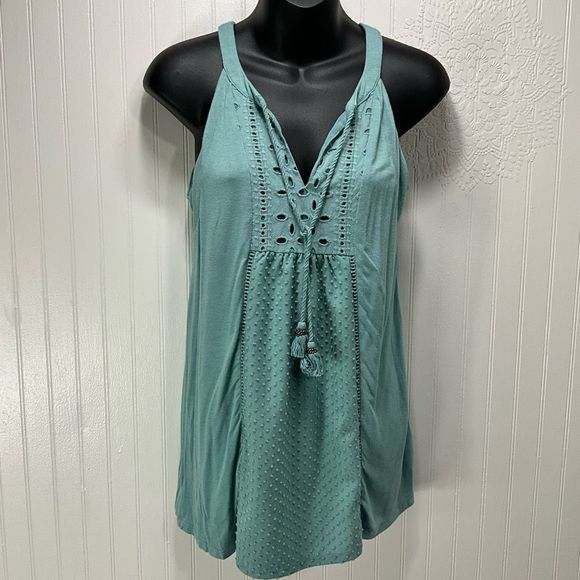https://poshmark.com/listing/DANIEL-RAINN-Sleeveless-blouse-64408cec93a13de24a8cef27